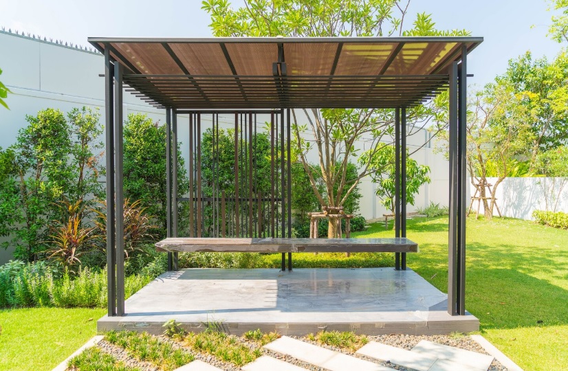 Mehr als ein Bauwerk: Carport und Gartenlaube aus Holz als Teil Ihres Lebensstils